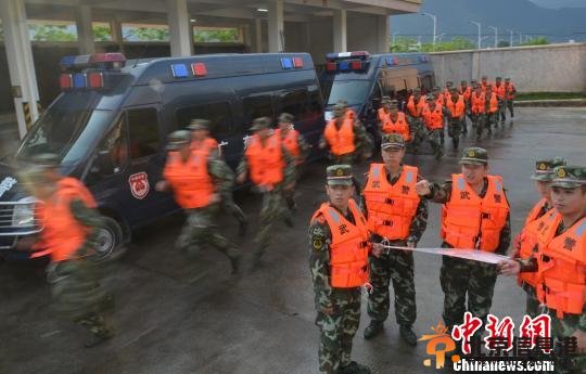 广东武警抗洪救援从一味苦干“转身”科学施救　 