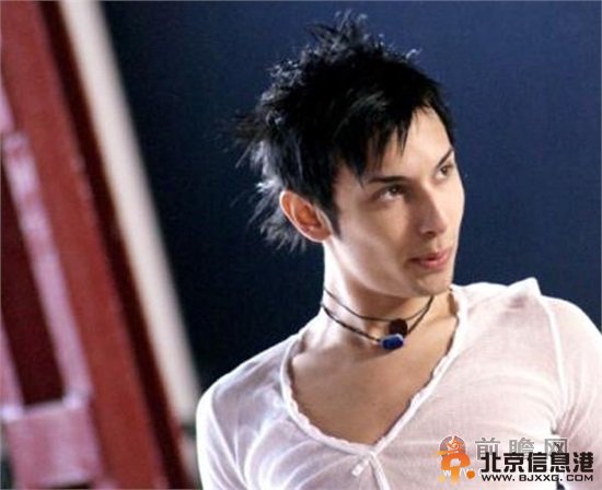 大胡子小姐维也纳举行演唱会 变性前照片曝光奶油小生眉清目秀  