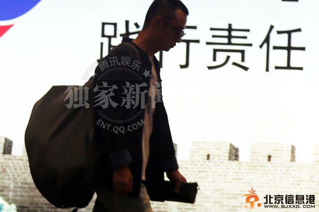 文章剪板寸头“从头再来” 孤身离京不见马伊琍