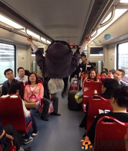 七旬翁地铁车厢练“双杠”引来掌声一片（组图）