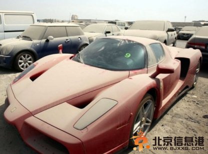 迪拜豪车遭遗弃 百万豪车“土豪”视作废铜烂铁遗弃街头