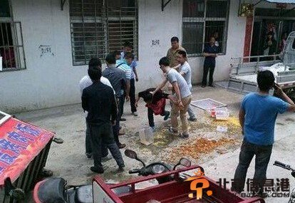 河南城管殴打女摊贩