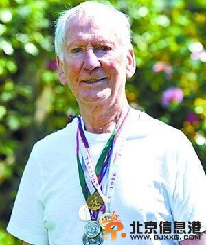 成年男性平均每分钟心跳为72次。医生在给格林做心电图时发现了他低于常人的静态心率。