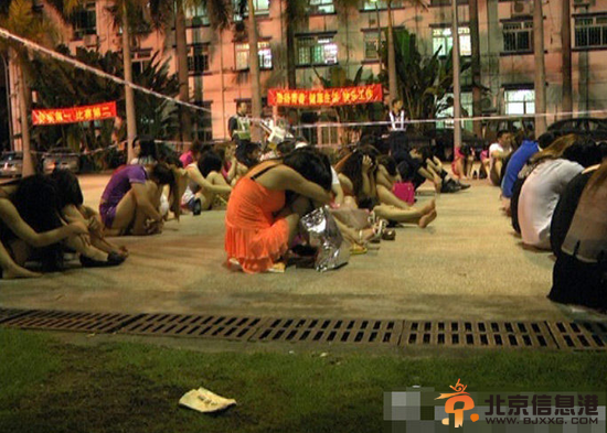 深圳警方清查涉黄场所 卖淫女坐满<a href='http://www.bjxxg.cn/sports/lanqiu/' target='_blank'><u>篮球</u></a>场(大图)