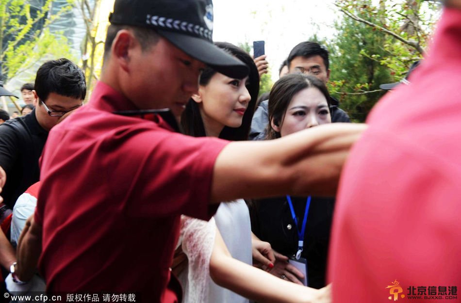 高圆圆亮相青岛不提好友黄海波 张静初力挺黄海波【图】