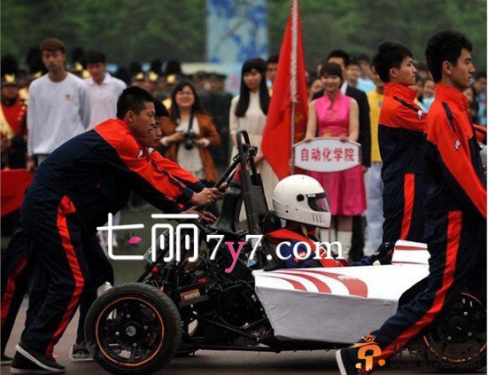 盘点各地疯狂的校运会 耶稣海贼王超级玛丽各种神装扮雷死人【图】