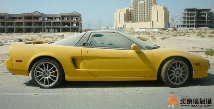 迪拜豪车遭遗弃似垃圾场 被开50万天价罚单土豪索性弃车