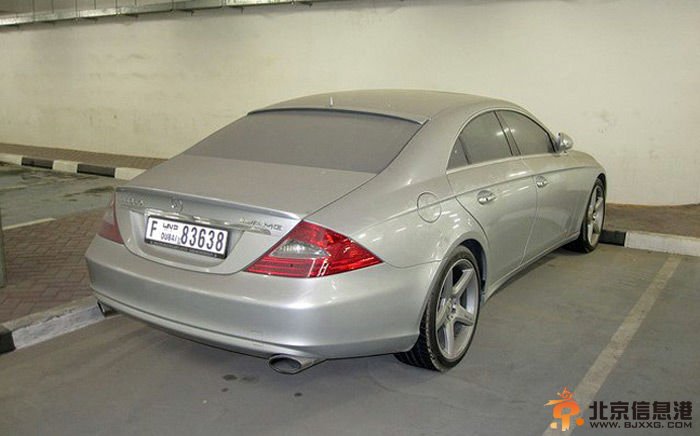 迪拜豪车遭遗弃似垃圾场 被开50万天价罚单土豪索性弃车