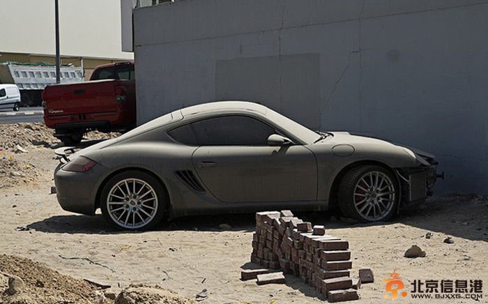 迪拜豪车遭遗弃似垃圾场 被开50万天价罚单土豪索性弃车