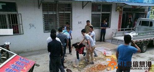 河南信阳城管殴打女摊贩暴力执法 墨镜卷发女城管意外走红