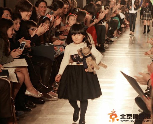 王诗龄纽约献T台首秀 Angela激萌大牌走出国际范