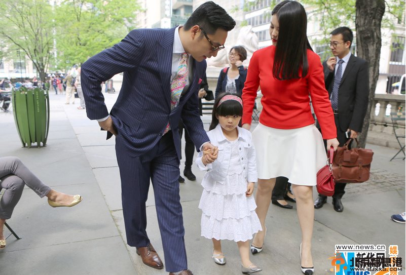 Angela走秀后台抱狗卖萌 国民宝贝大玩