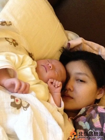 大S搂女儿睡觉素颜出镜显疲态