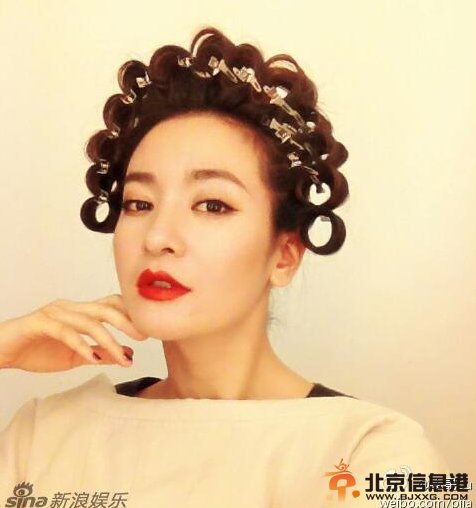 李晟包租婆造型雷人 调侃：“它自己会开屏”