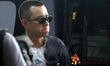 文章剪寸头孤身离京。