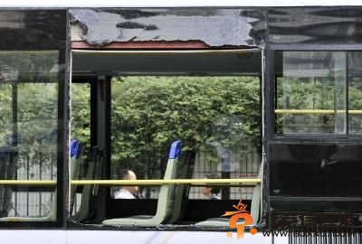 成都30多岁的胡女士 在公交车上问到烧焦味道砸窗逃离