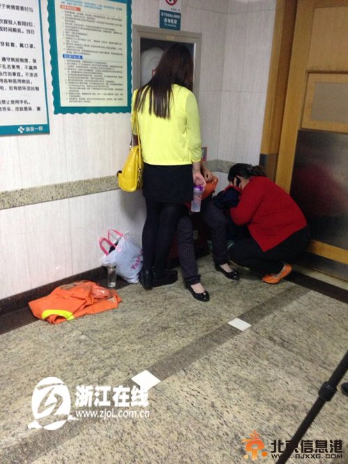 11岁女孩抄作业被生父吊打生命垂危 家长跪拜忏悔 