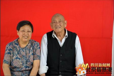 93岁老兵与71岁老伴结婚31年终领证 