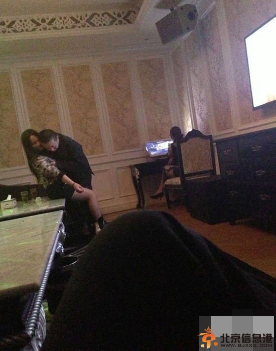 江苏官员被曝歌厅不雅照被停职 回应称是同学不是小姐