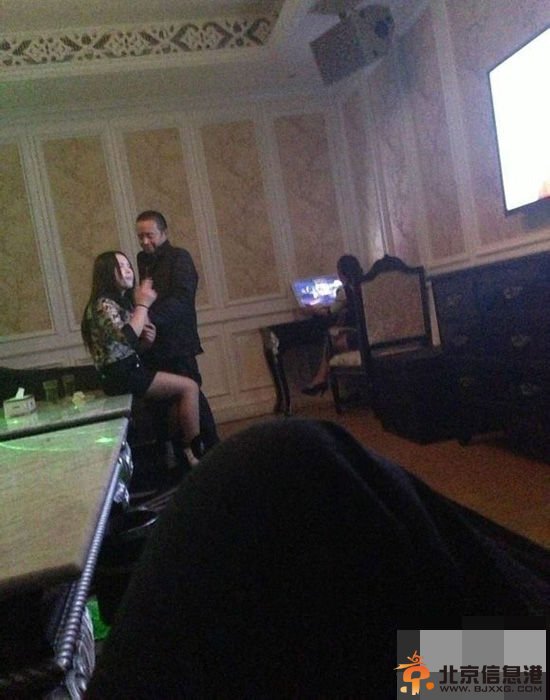 江苏官员被曝歌厅不雅照被停职 回应称是同学不是小姐