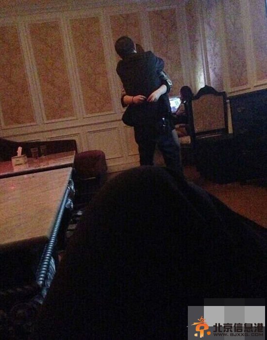 江苏官员被曝歌厅不雅照被停职 回应称是同学不是小姐