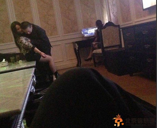 江苏官员被曝歌厅不雅照 与黑丝女子当众“上下其手”女子身份曝光
