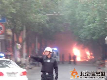 乌鲁木齐发生爆炸 有车辆燃烧(图)