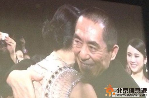 《归来》戛纳展映 巩俐落泪拥抱张艺谋(图) 