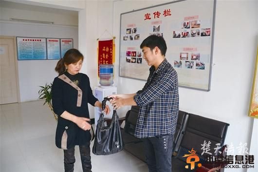 阳新粗心乘客遇上好心的哥 4万元钱物完璧归赵