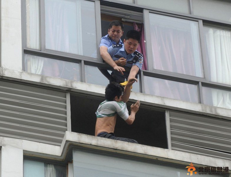 民警9条救命短信说动前女友劝回轻生男