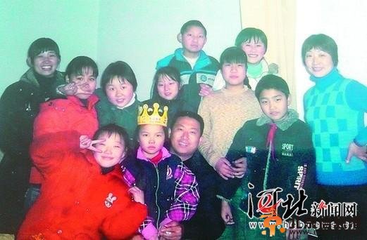 河北阜平县村民8年收养16个孩子 供出7个大学生