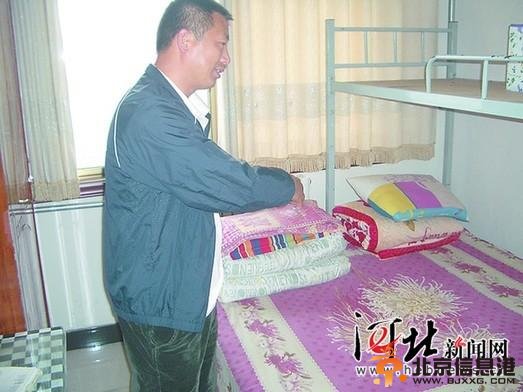 河北阜平县村民8年收养16个孩子 供出7个大学生