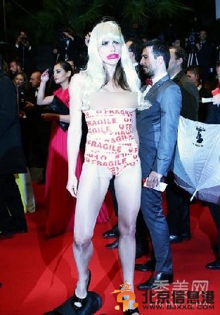 女子戛纳红毯裸露上身出尽风头 被现场保安带走