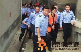 5月20日，新化县，犯罪嫌疑人伍涛在公安民警的看押下指认现场。图/读者肖先生