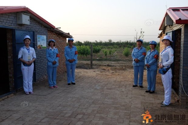 农场员工穿红军装上班吸引采摘 红色旅游噱头引爆商机 