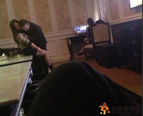 江苏官员被曝歌厅不雅照辩称我抱的是我女同学 小编预测“女同学”这词要火