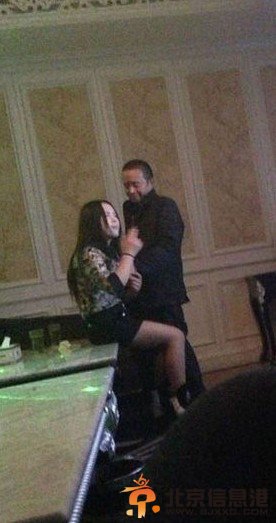 江苏官员被曝歌厅不雅照辩称我抱的是我女同学 小编预测“女同学”这词要火