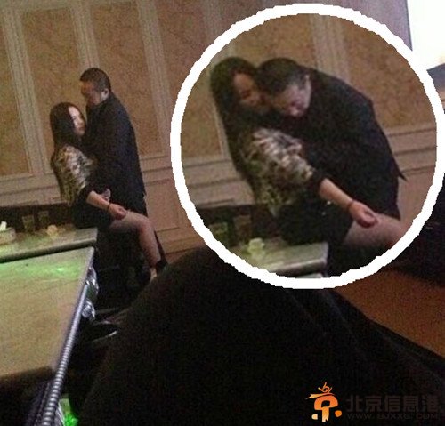 江苏官员被曝歌厅不雅照辩称我抱的是我女同学 小编预测“女同学”这词要火