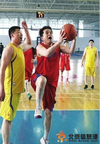 毕姥爷打<a href='http://www.bjxxg.cn/sports/lanqiu/' target='_blank'><u>篮球</u></a>独砍73分 <a href='http://www.bjxxg.cn/ent/mingxing/' target='_blank'><u>明星</u></a>队123:122险胜兄弟联盟队