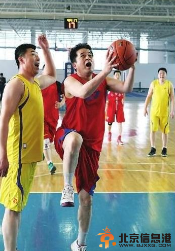 毕福剑打篮球狂揽73分 众网友为毕姥爷点赞不服不行【图】