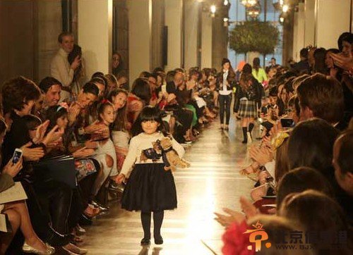 王诗龄美国t台走秀不怯场 萌倒众人巨星气场十足【图】