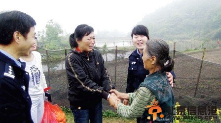 汪仙萍拉着母亲朱翠珍右的手，失声痛哭。