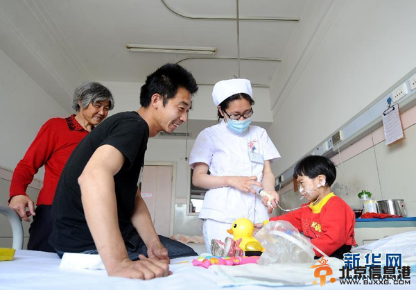 父亲嘴对嘴为患病女儿喂食 坚持500多天(图)