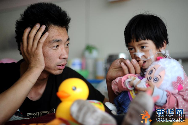 父亲嘴对嘴为患病女儿喂食 坚持500多天(图)