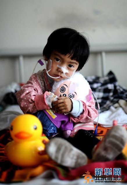 父亲嘴对嘴为患病女儿喂食 坚持500多天(图)