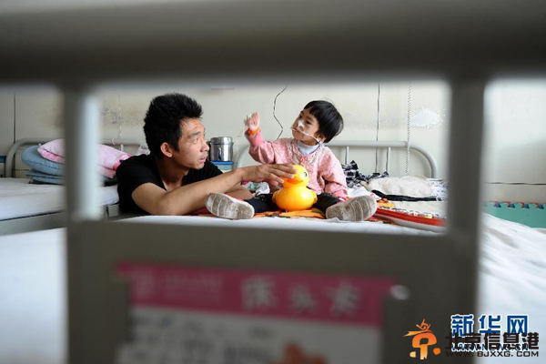 父亲嘴对嘴为患病女儿喂食 坚持500多天(图)