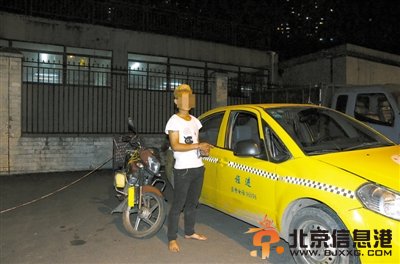 陈川化名指认被他偷走的出租车。 渝中区警方供图