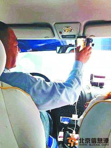 奇葩的哥边开车边斗地主 乘客坐车胆颤心惊(图) 