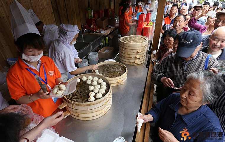 庆丰包子杭州开业 市民排长队