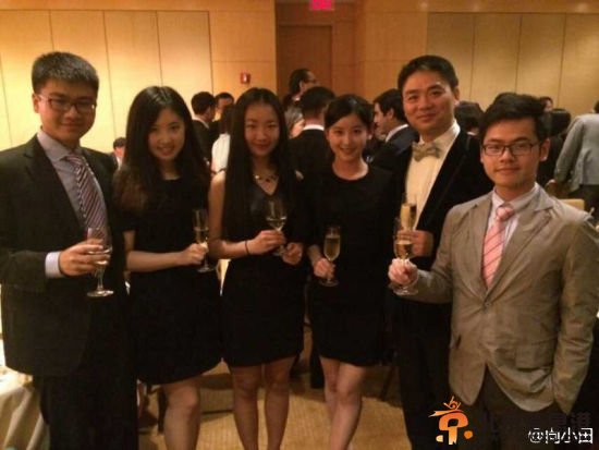 奶茶妹妹到场祝贺男友刘强东